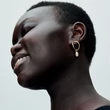 Kép 3/4 - Pandora organikus formájú kör tenyésztett gyöngy fülbevaló - 263281C01