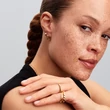 Kép 4/4 - Pandora csavart Huggie fülbevaló - 263871C00