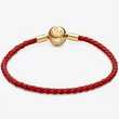 Kép 2/5 - Pandora piros bőr karkötő sárga arany gömbcsattal - 568777C01-S3