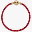 Kép 4/5 - Pandora piros bőr karkötő sárga arany gömbcsattal - 568777C01-S3