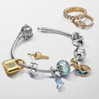 Kép 4/5 - Pandora Disney Hamupipőke hintója és szív függő - 763072C01