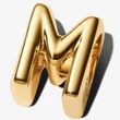 Kép 2/3 - Pandora arany "M" betű charm - 763959C00