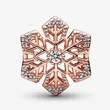 Kép 2/5 - Pandora csillogó rozé hópehely charm - 782378C01