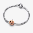 Kép 3/3 - Pandora sötétben világító Helloween tök charm - 792291C01