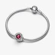 Kép 3/5 - Pandora kerek bordó köves charm - 792418C01