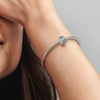 Kép 5/5 - Pandora kék pavé ívelt toll klip - 792552C01