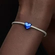 Kép 4/5 - Pandora kék szív charm - 793337C05