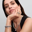 Kép 4/5 - Pandora áttört lila szívek és anya charm - 793772C01