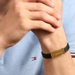 Kép 2/2 - Tommy Hilfiger arany csatos fekete bőr férfi karkötő - 2790561